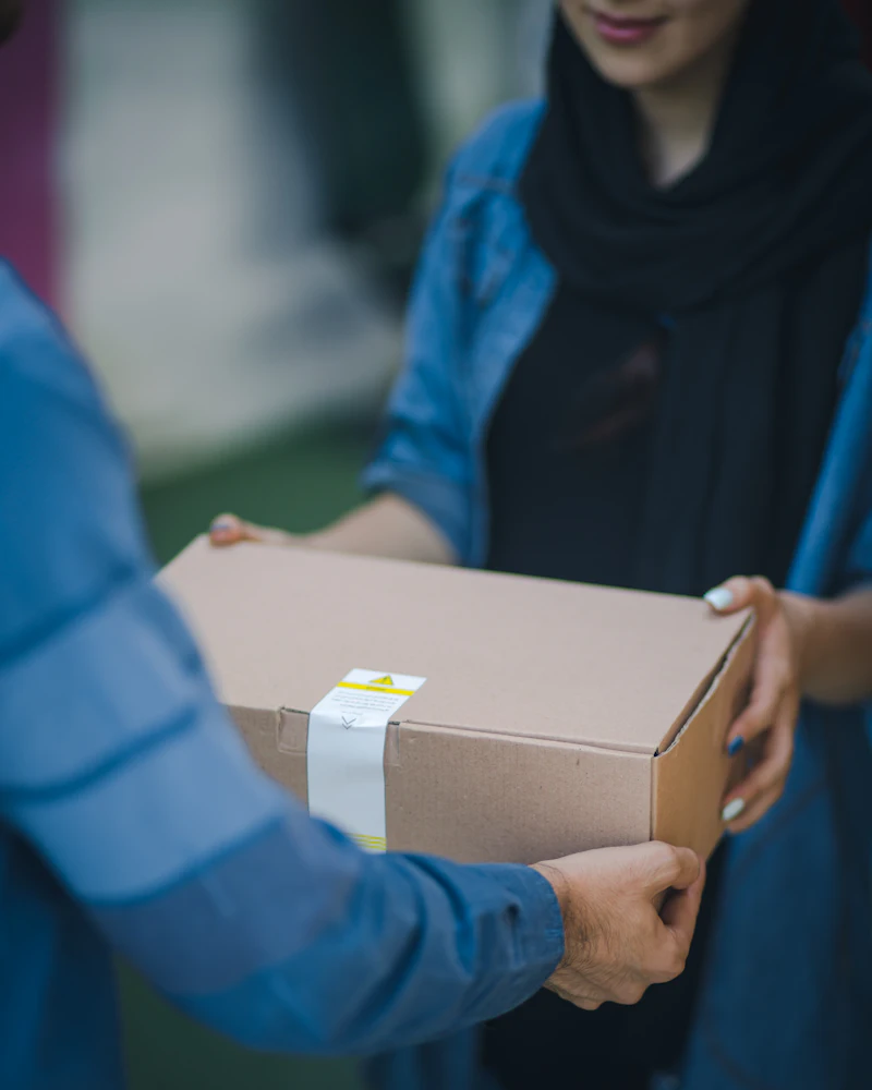 Courier entregando una caja en la puerta